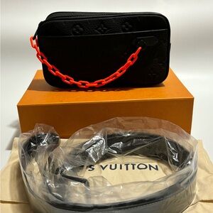Brand New Never Used - LOUIS VUITTON
Black Taurillon Monogram Leather
